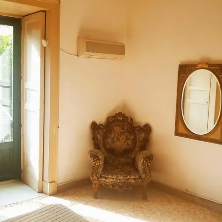 Bed And Books Bed and breakfast