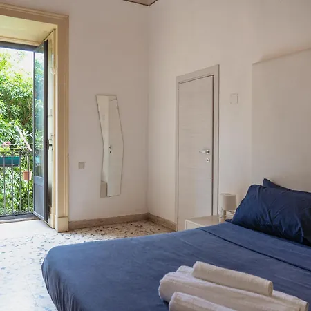 Bed And Books * Catania